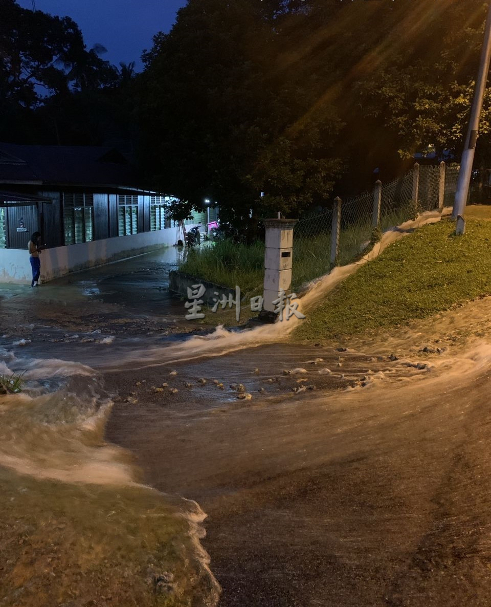 NS 淡边:地下水管爆裂涌入民宅