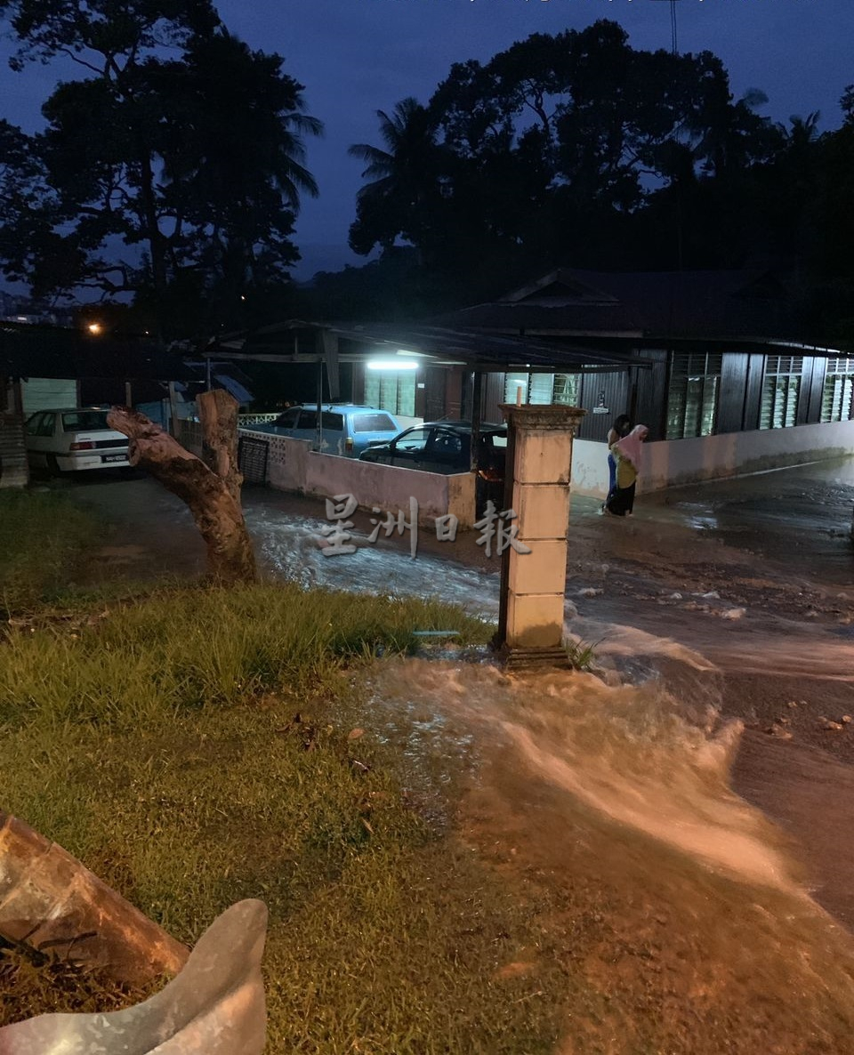 NS 淡边:地下水管爆裂涌入民宅