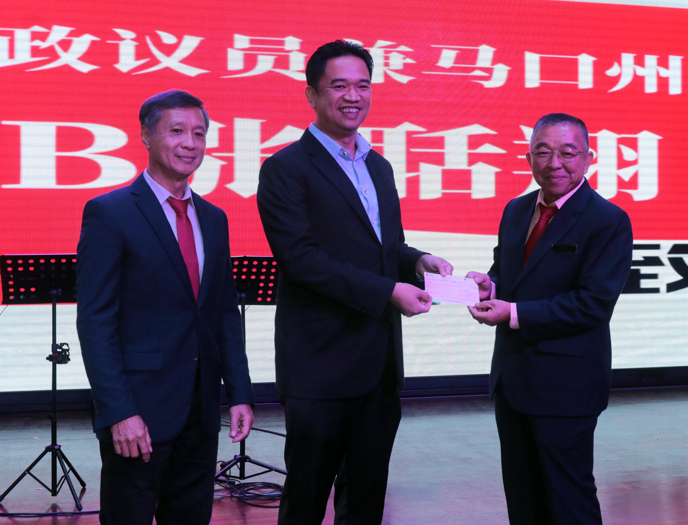 NS 芙蓉:黄奕华:店内挂广告布条被罚 | 张聒翔:须遵守国家语文局法令