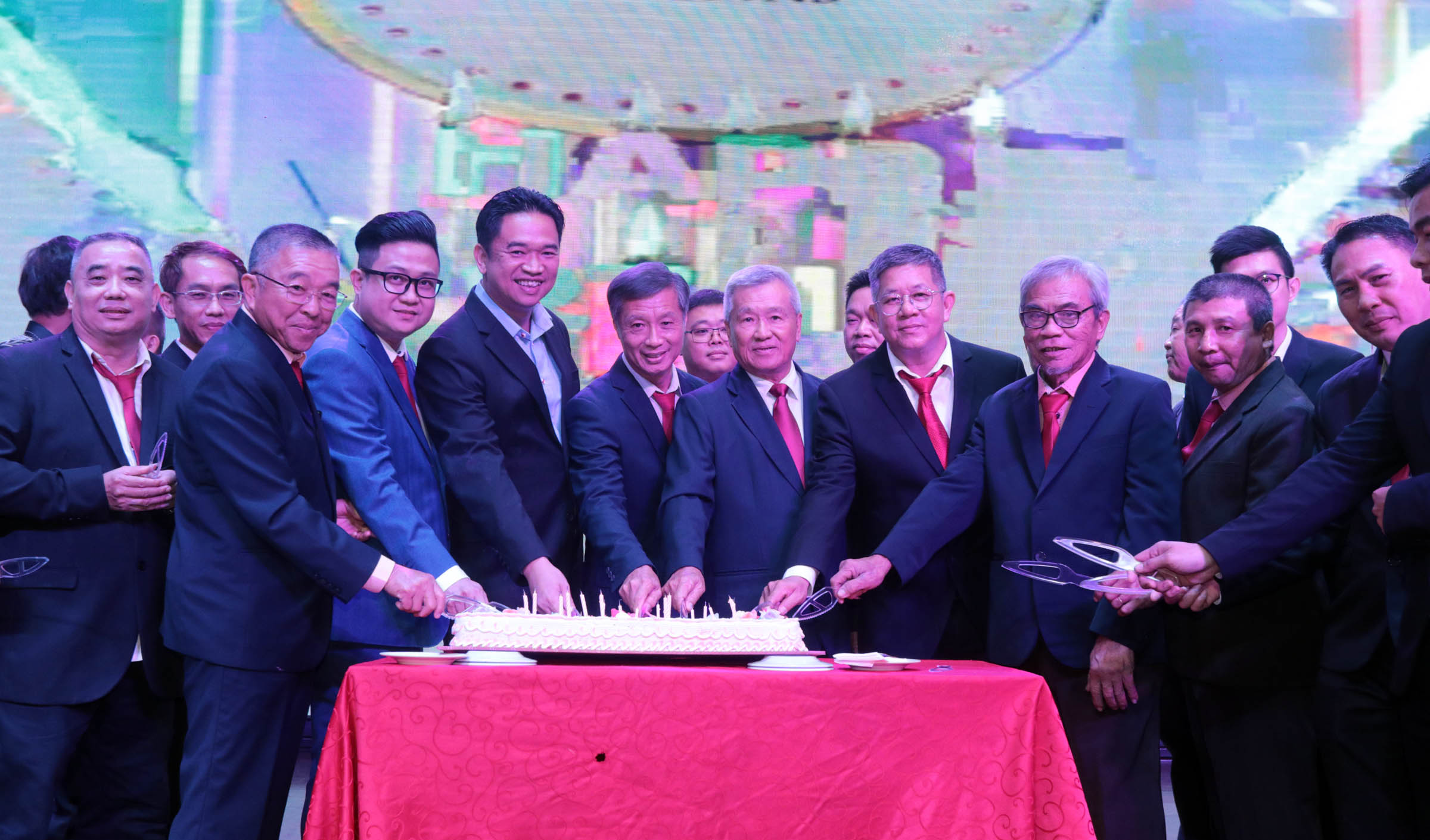 NS 芙蓉:黄奕华:店内挂广告布条被罚 | 张聒翔:须遵守国家语文局法令