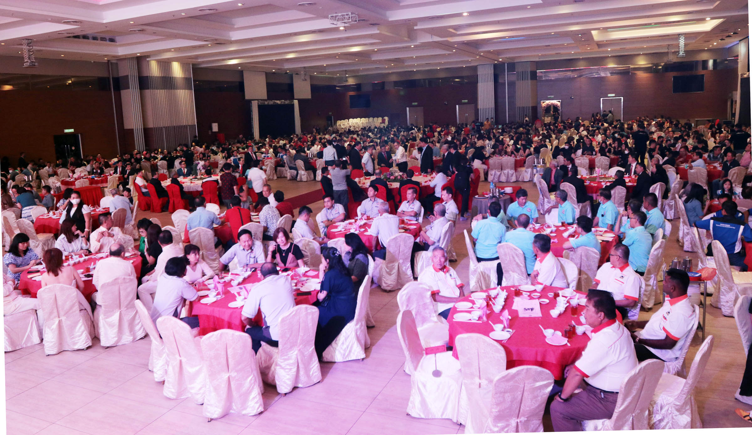 NS 芙蓉:黄奕华:店内挂广告布条被罚 | 张聒翔:须遵守国家语文局法令