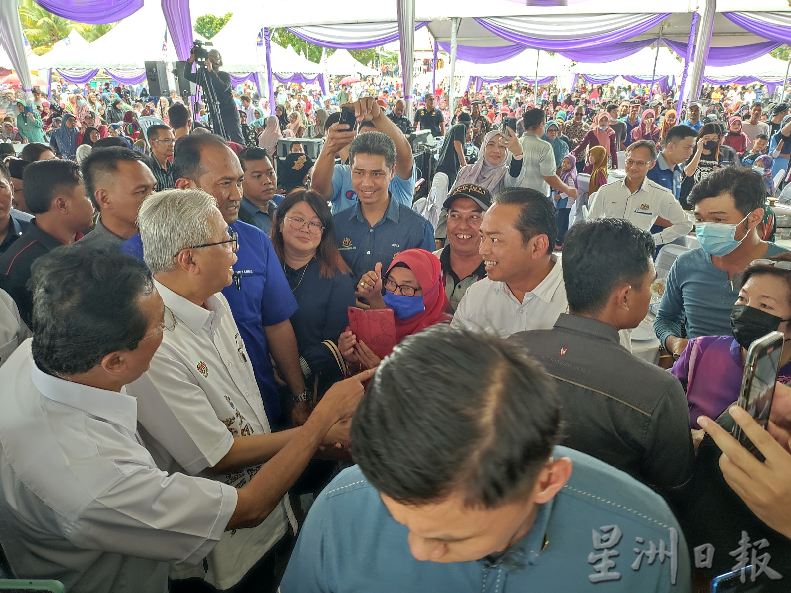 NS主文/首相宣布,联邦土展局胶工也享有800令吉雨季援助金