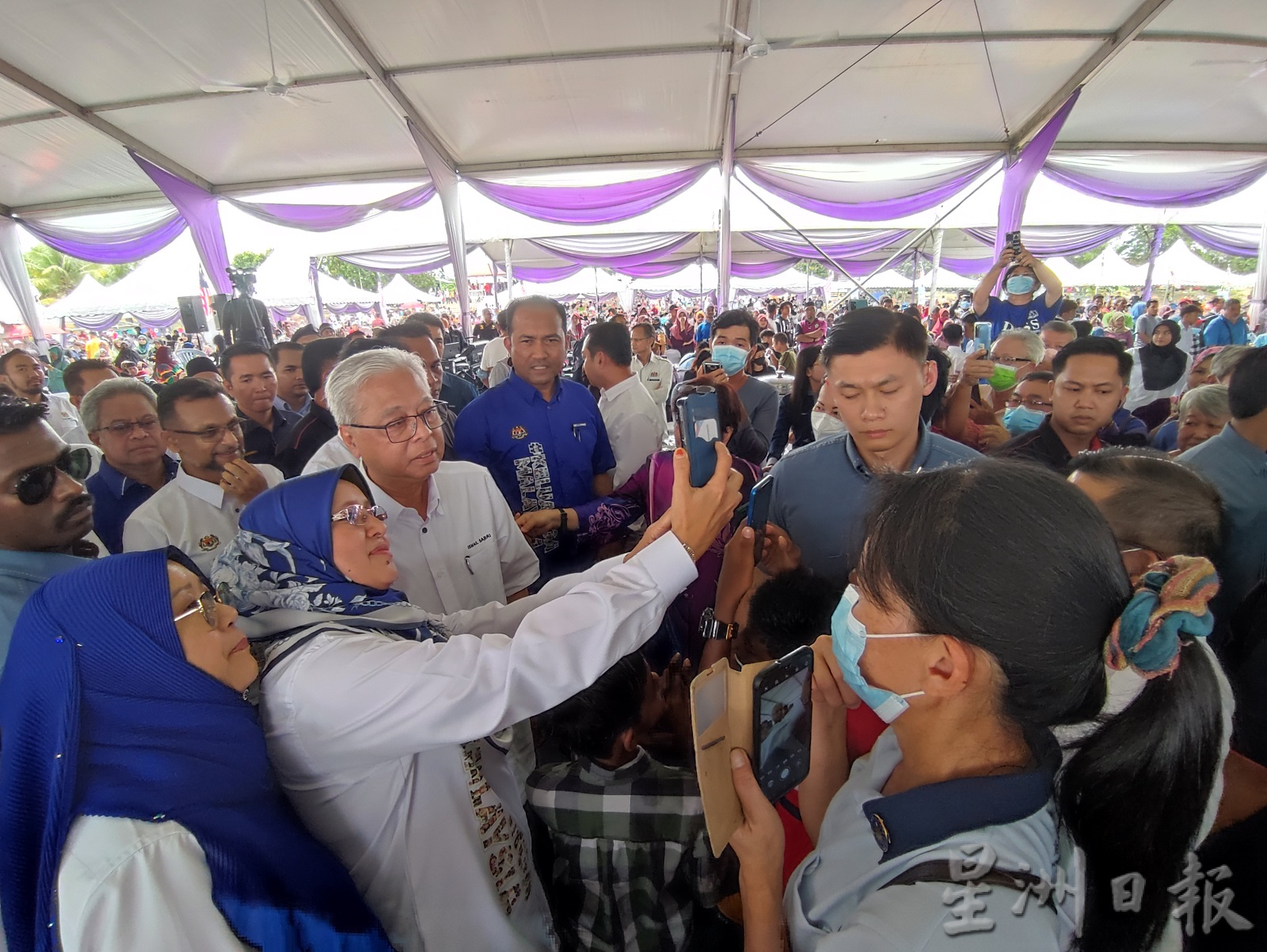 NS主文/首相宣布,联邦土展局胶工也享有800令吉雨季援助金