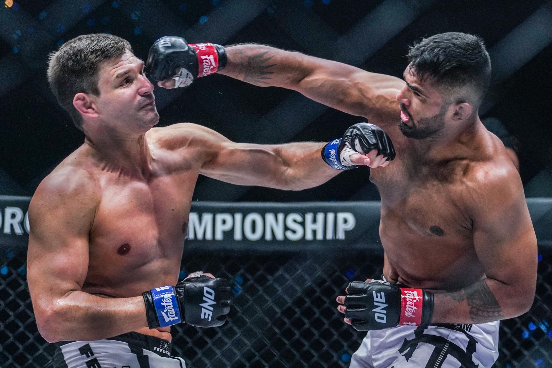 ONE冠军赛| 安德拉德击中莱因克尔要害 雏量级世冠判定无赛果