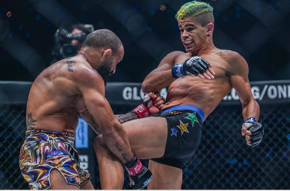 ONE冠军赛| 安德拉德击中莱因克尔要害 雏量级世冠判定无赛果