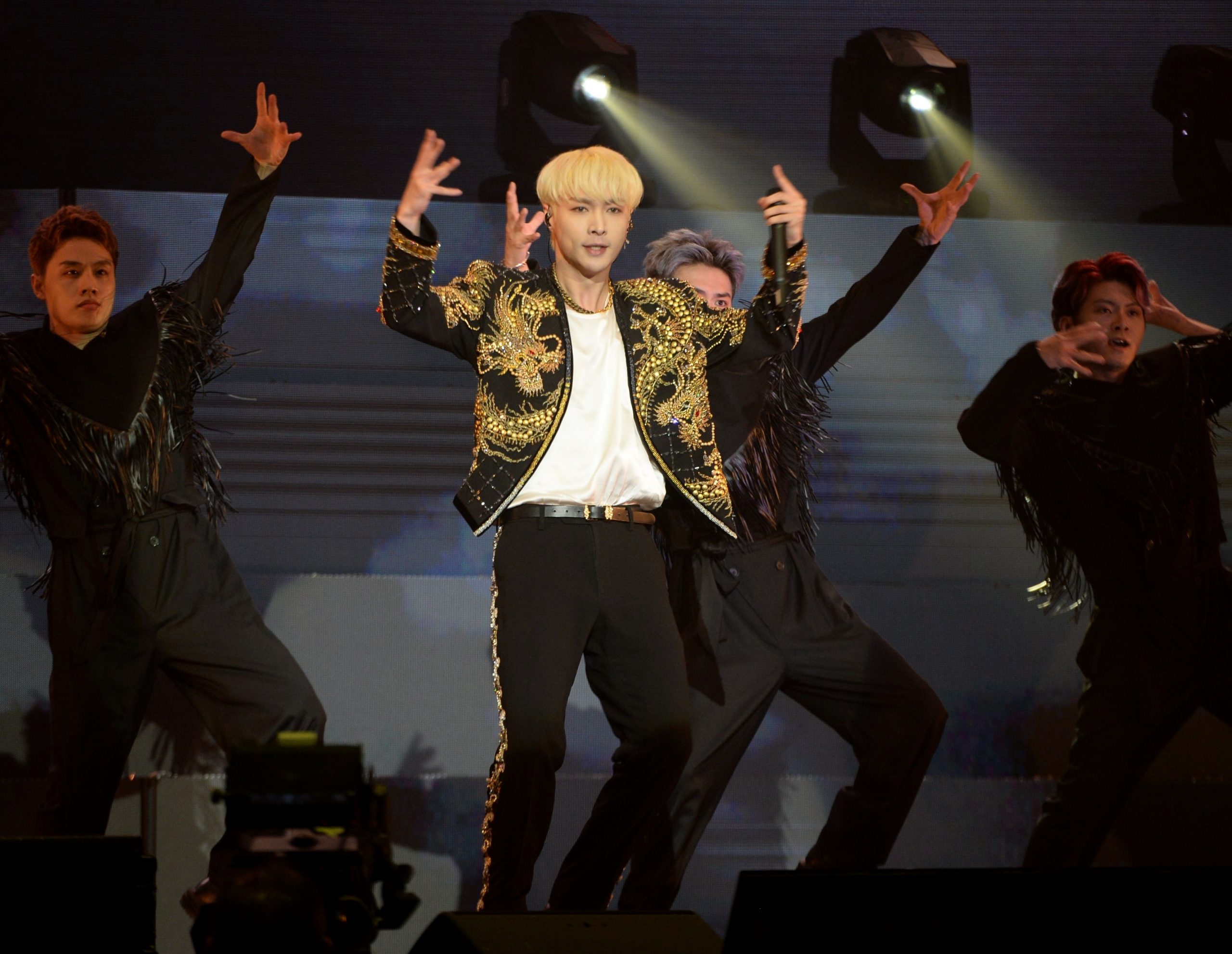 SJ张艺兴大马开唱High脱上衣  粉丝自主号召删图频保护偶像