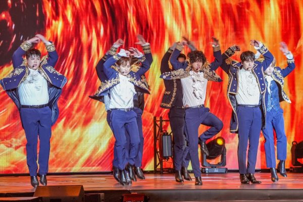 SJ重返大马舞台嗨唱狂送飞吻 始源一个字输掉赌约认命请客