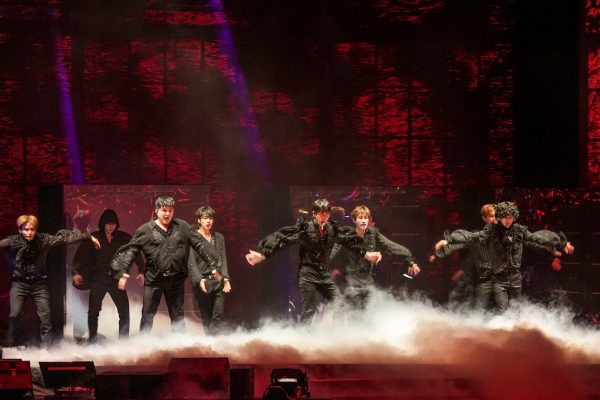 SJ重返大马舞台嗨唱狂送飞吻 始源一个字输掉赌约认命请客