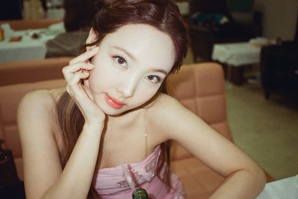 TWICE娜琏德狂粉追到宿舍示爱  惊动警来赶反呛JYP扯谎