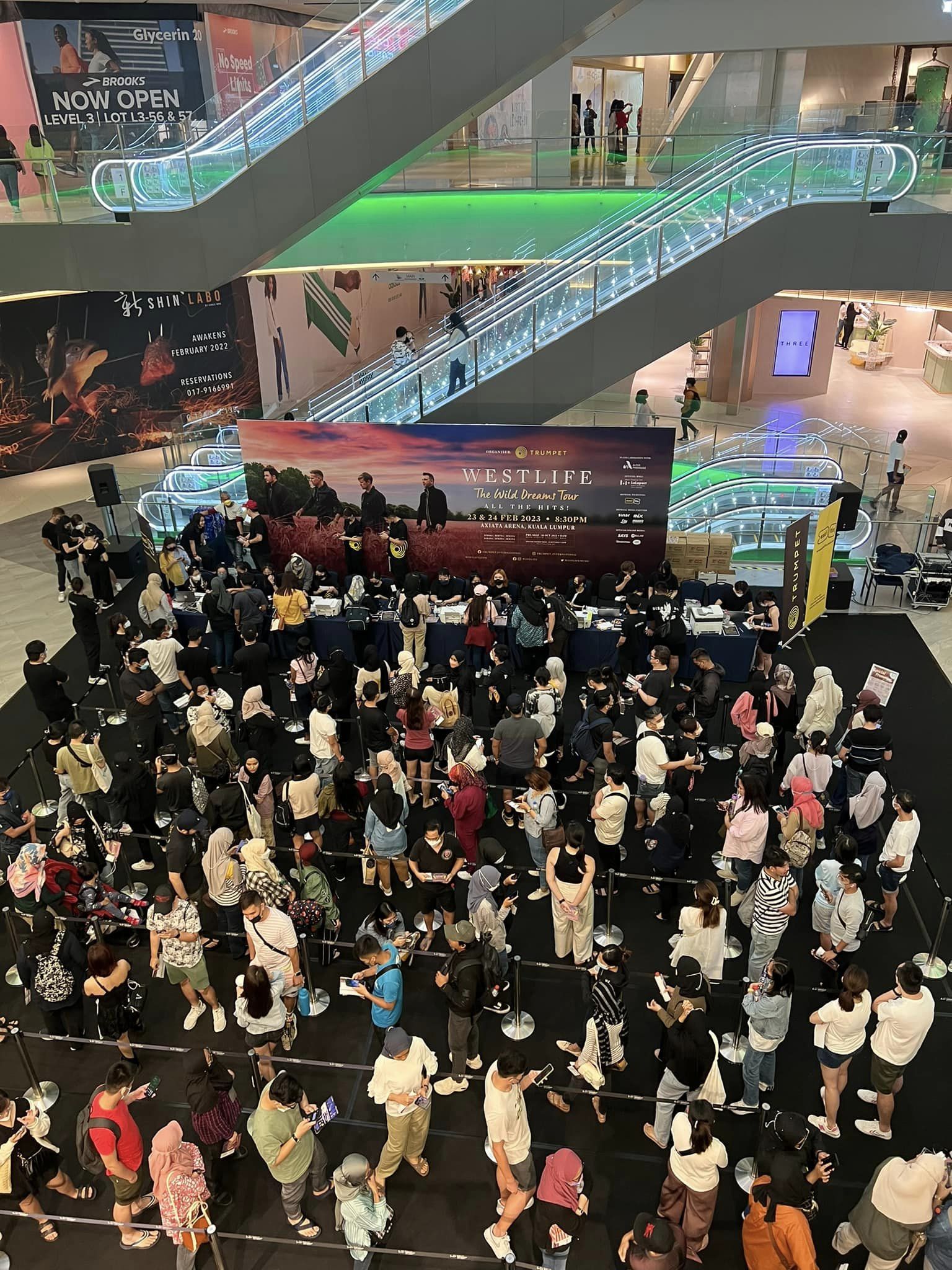 Westlife开唱门票开售  粉丝漏夜排长龙抢票