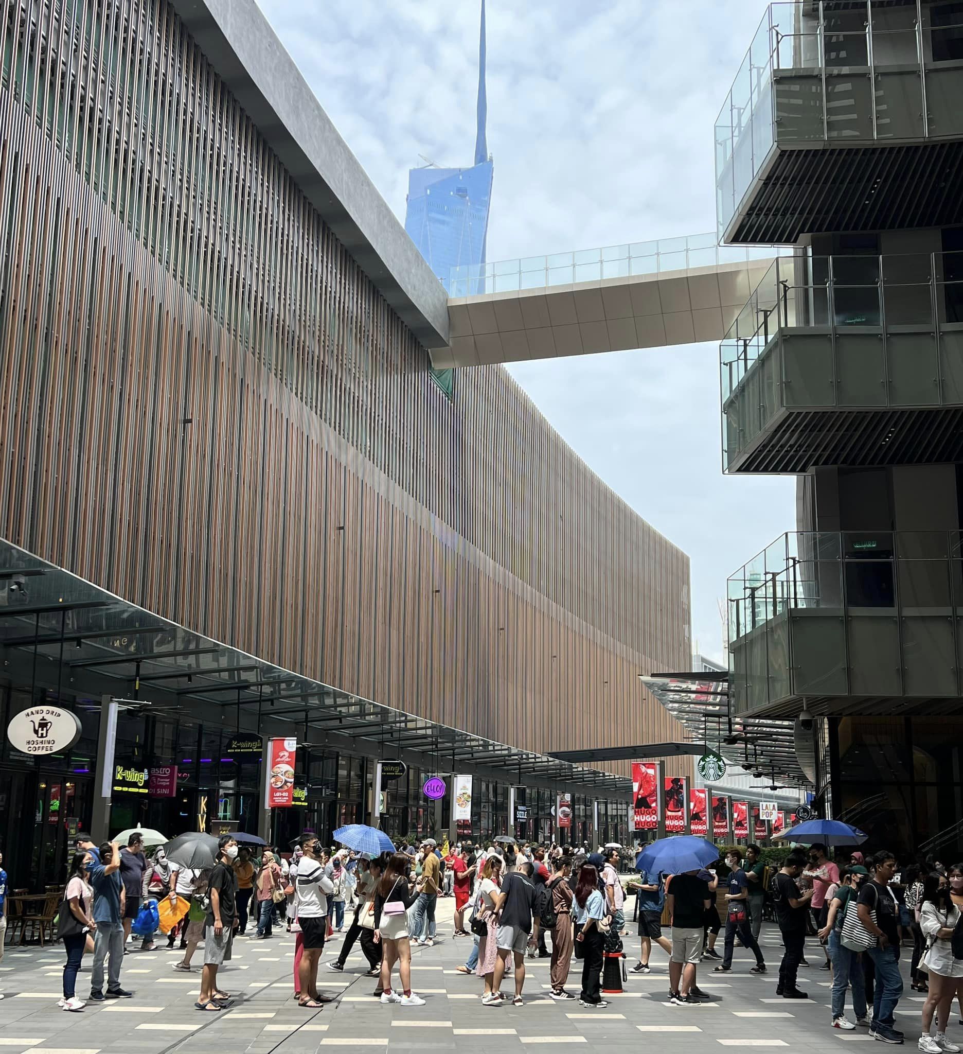 Westlife开唱门票开售  粉丝漏夜排长龙抢票