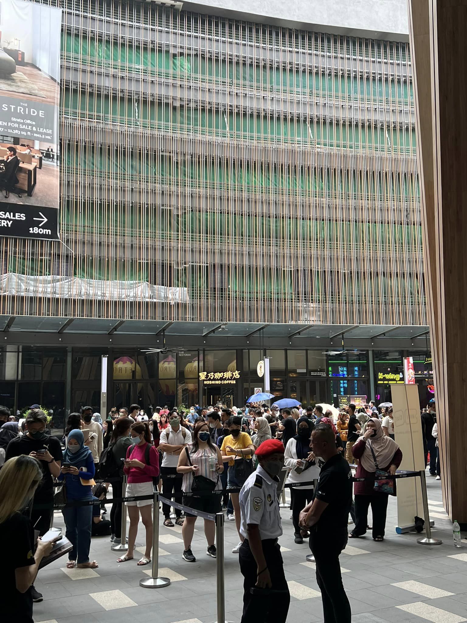 Westlife开唱门票开售  粉丝漏夜排长龙抢票