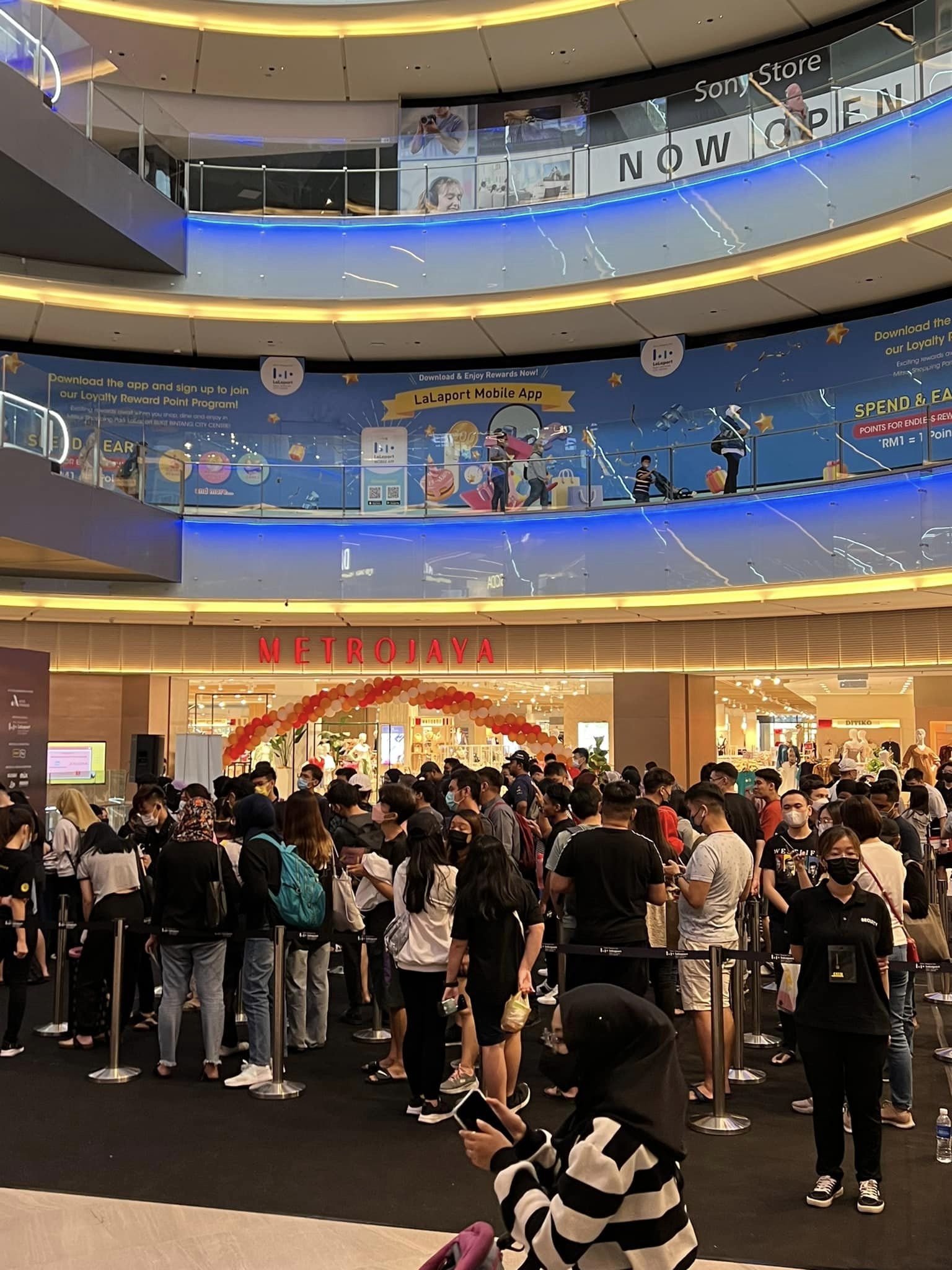 Westlife开唱门票开售  粉丝漏夜排长龙抢票