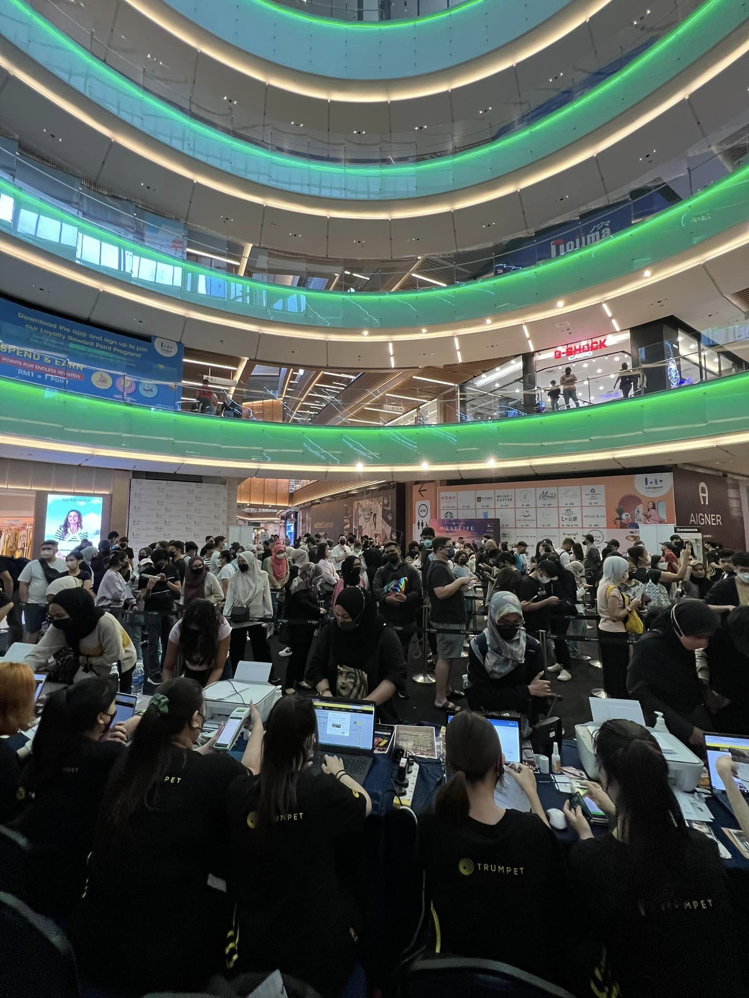 Westlife开唱门票开售  粉丝漏夜排长龙抢票