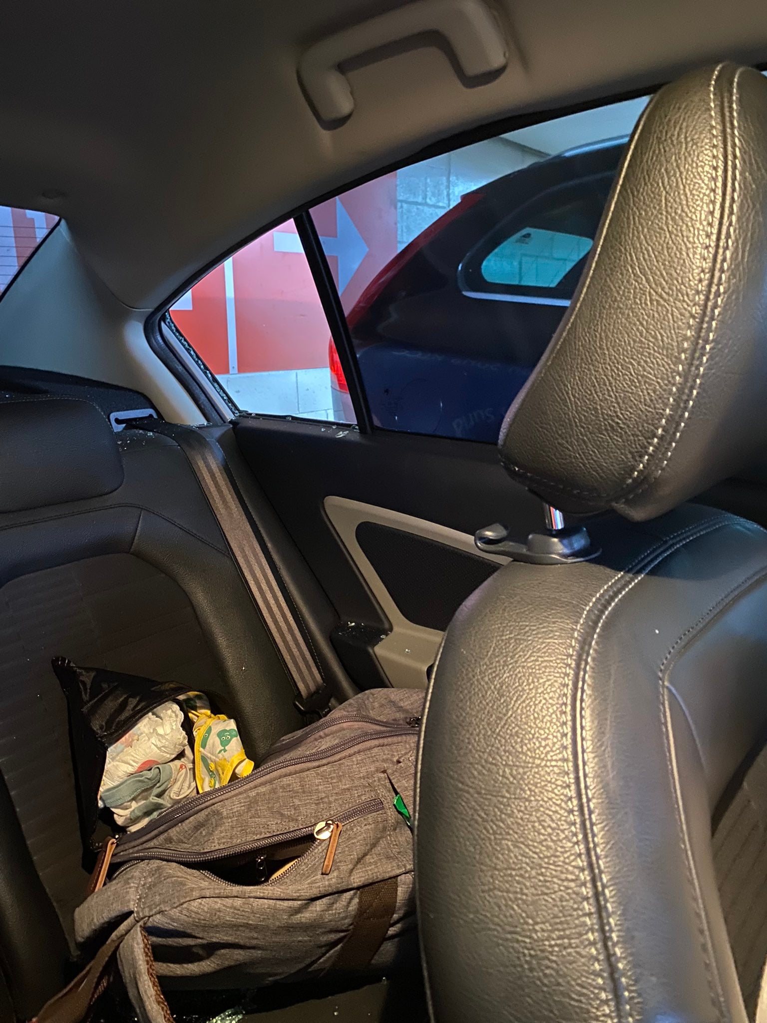 2车同日在商场停车场被砸车镜偷包