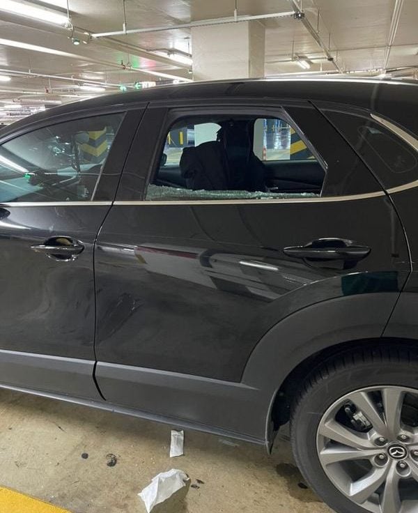 2车同日在商场停车场被砸车镜偷包