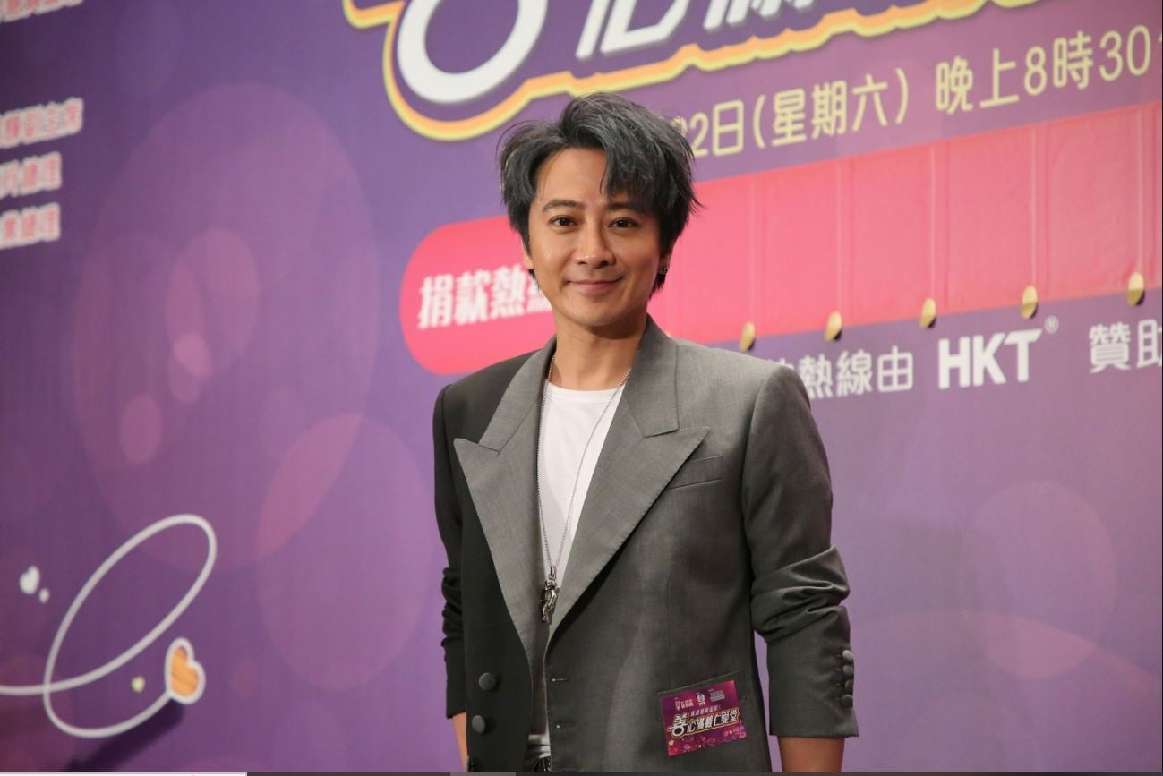 49岁孙耀威忘开美颜滤镜? 满脸皱纹白发吓坏网民