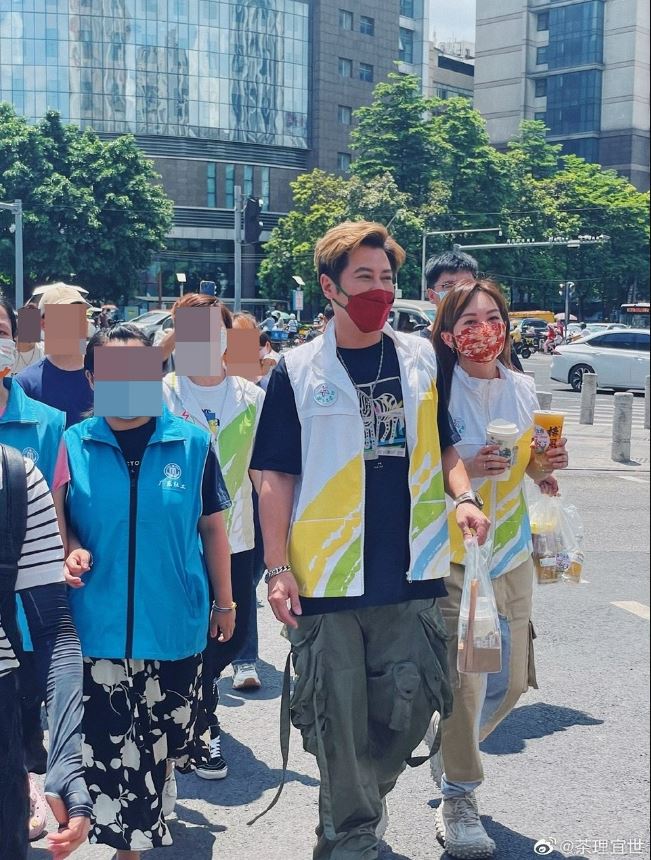 49岁孙耀威忘开美颜滤镜? 满脸皱纹白发吓坏网民