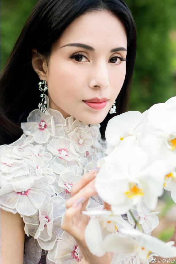 56岁李若彤零修图真貌曝光 双腿成大亮点