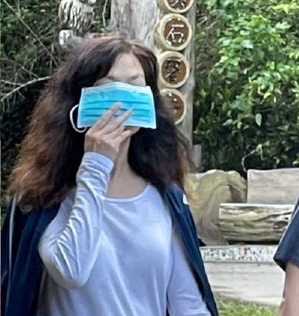 58岁俞小凡素颜被捕获  牵手老公冒雨登山