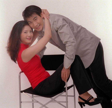 58岁俞小凡素颜被捕获  牵手老公冒雨登山