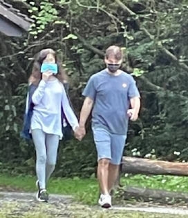 58岁俞小凡素颜被捕获  牵手老公冒雨登山