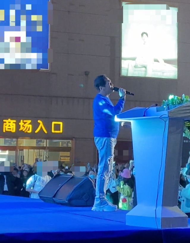 62岁齐秦商演穿破裤挺巨肚 网看傻:有点认不出