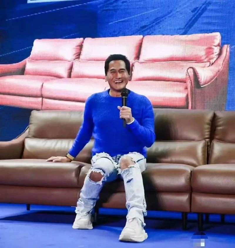 62岁齐秦商演穿破裤挺巨肚 网看傻:有点认不出