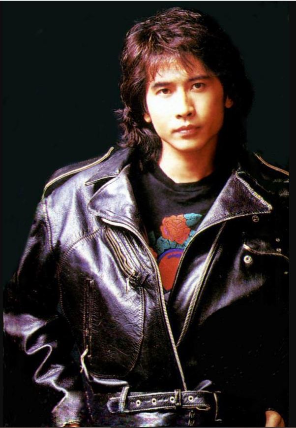 62岁齐秦商演穿破裤挺巨肚 网看傻:有点认不出