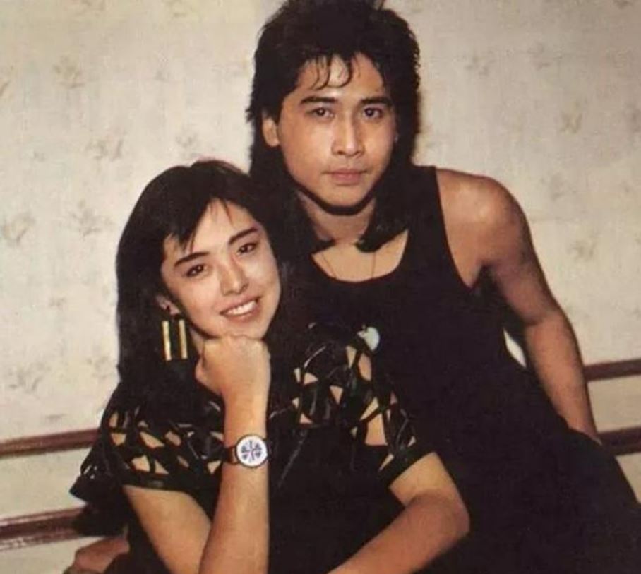 62岁齐秦商演穿破裤挺巨肚 网看傻:有点认不出