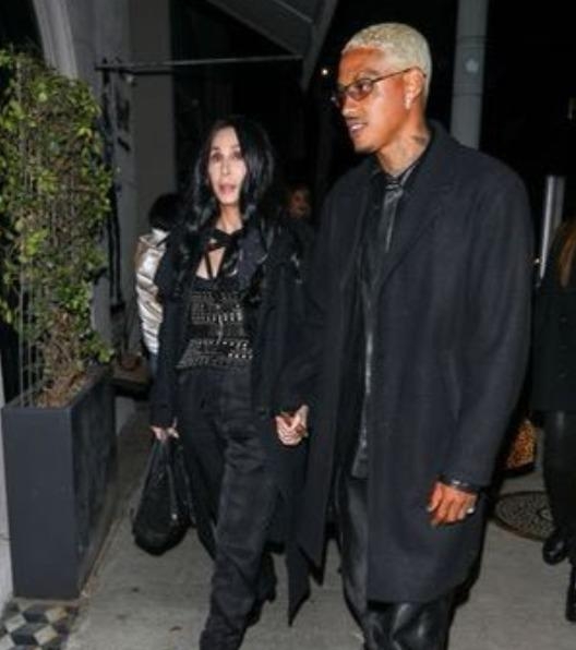 76岁雪儿爆祖孙恋 牵手小40岁音乐制作人