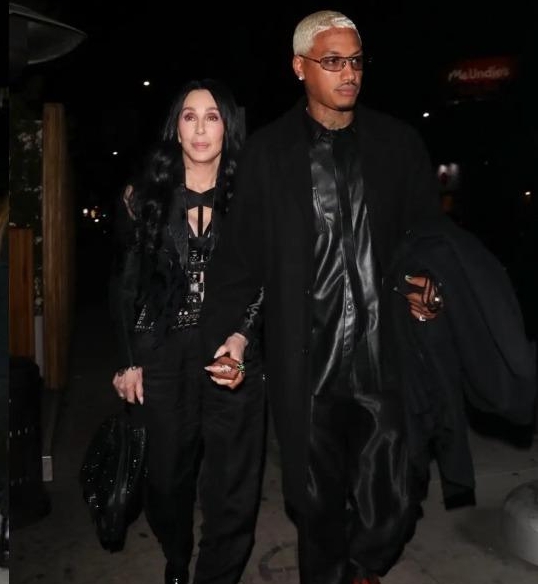 76岁雪儿爆祖孙恋 牵手小40岁音乐制作人