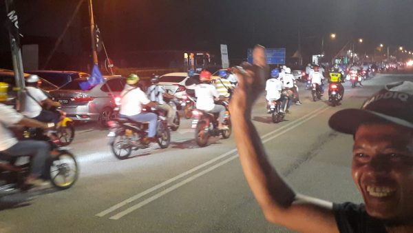 MUDA麻坡办终极讲座 国阵车队经过鸣笛