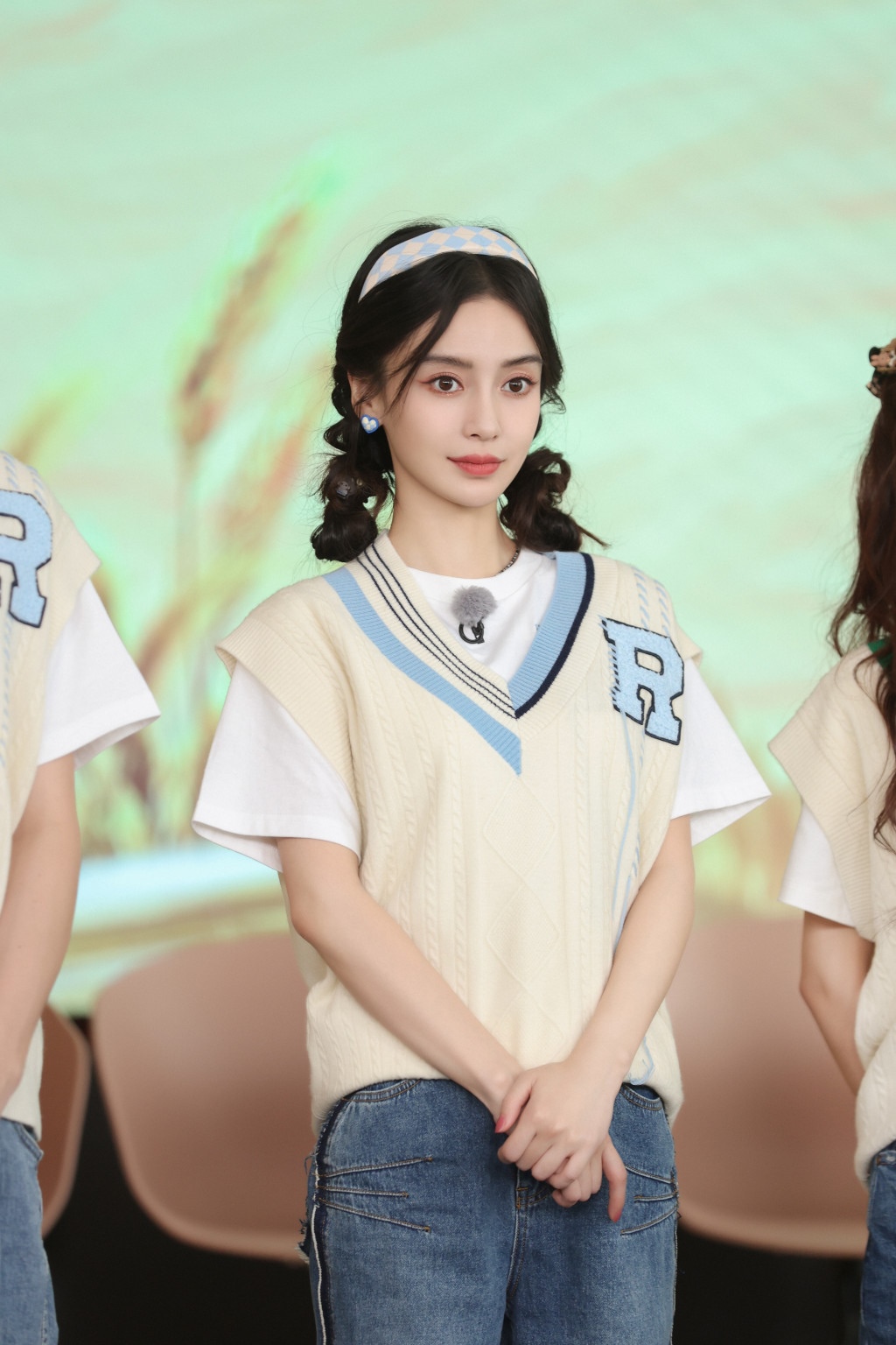 Angelababy带5岁儿子割稻谷 抛偶包田边吃大锅饭