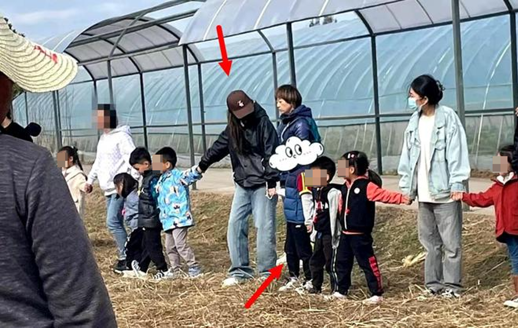 Angelababy带5岁儿子割稻谷 抛偶包田边吃大锅饭