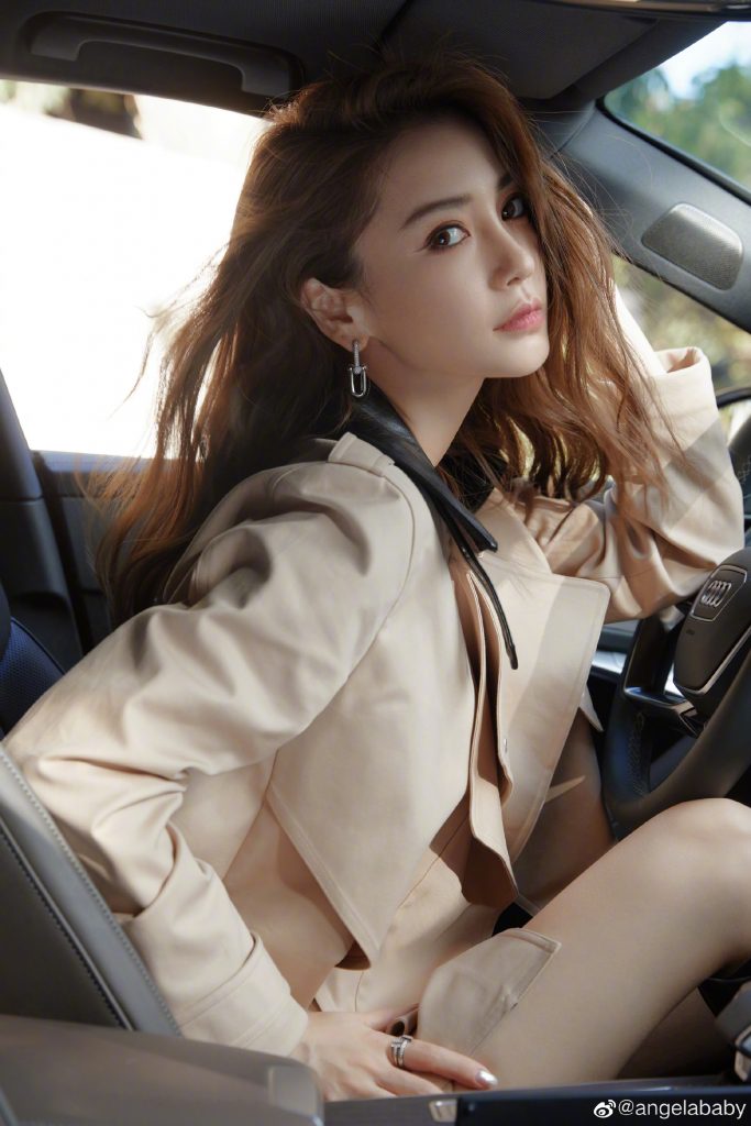  Angelababy机场做核酸 被扣4小时眼神忧郁