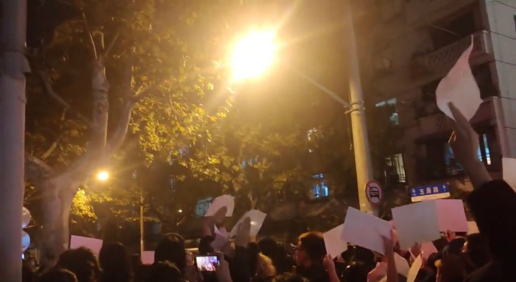 BBC称记者在上海遭警员殴打逮捕 网传上海“乌鲁木齐中路”路牌被搬走