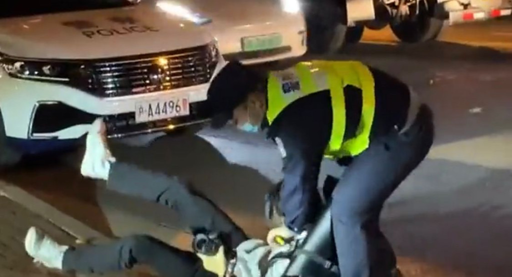 BBC称记者在上海遭警员殴打逮捕 网传上海“乌鲁木齐中路”路牌被搬走