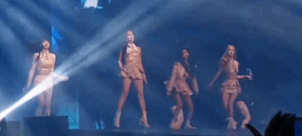 BLACKPINK巡演划水被抓包 被狠评“似跑趴网美”