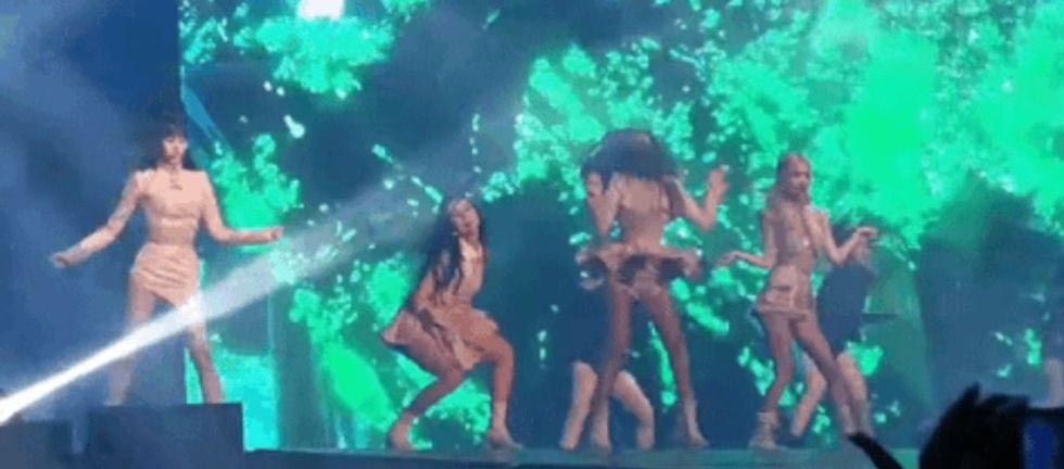 BLACKPINK巡演划水被抓包 被狠评“似跑趴网美”