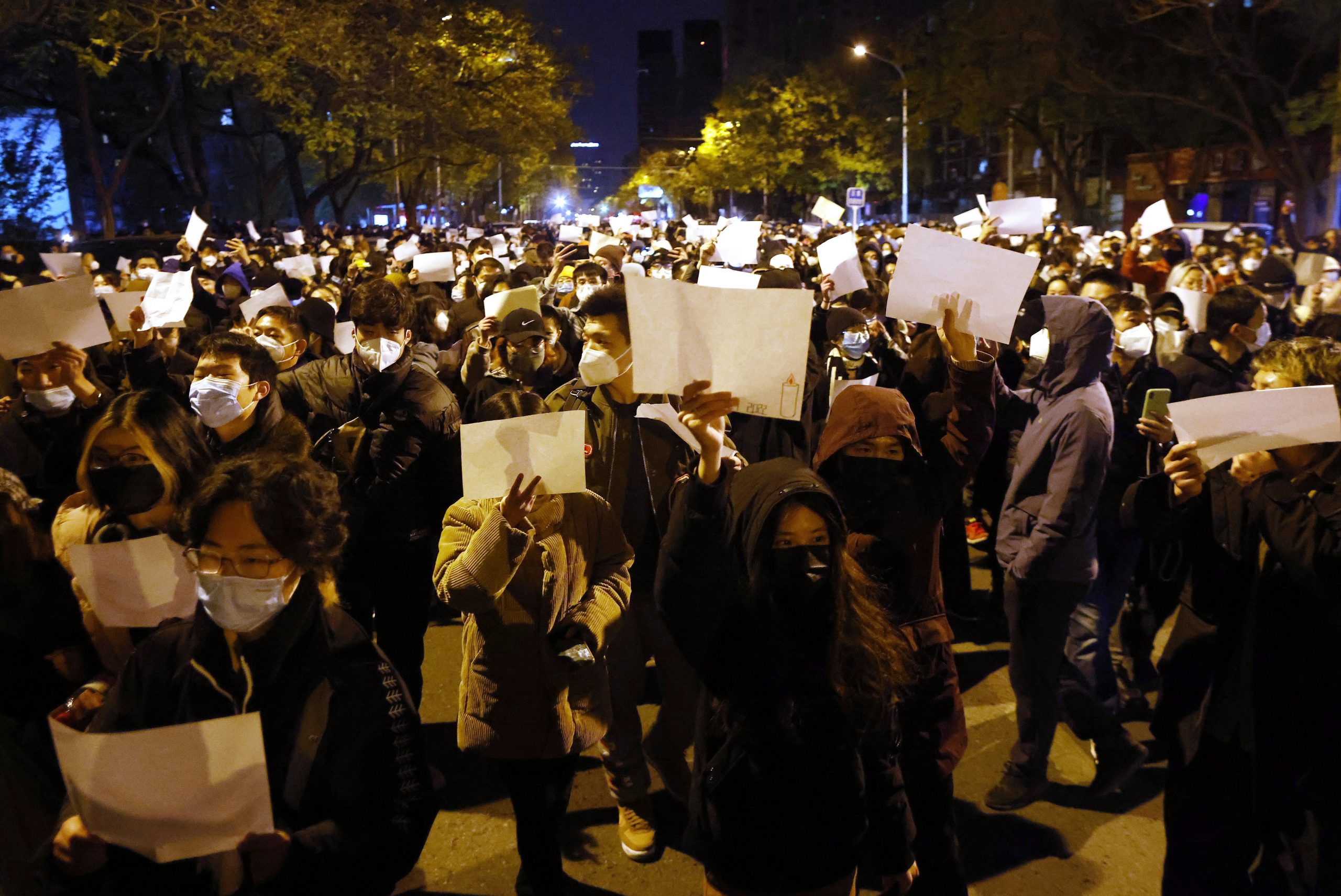 C上海数百市民上街悼念火灾死难者　警方到场赶散