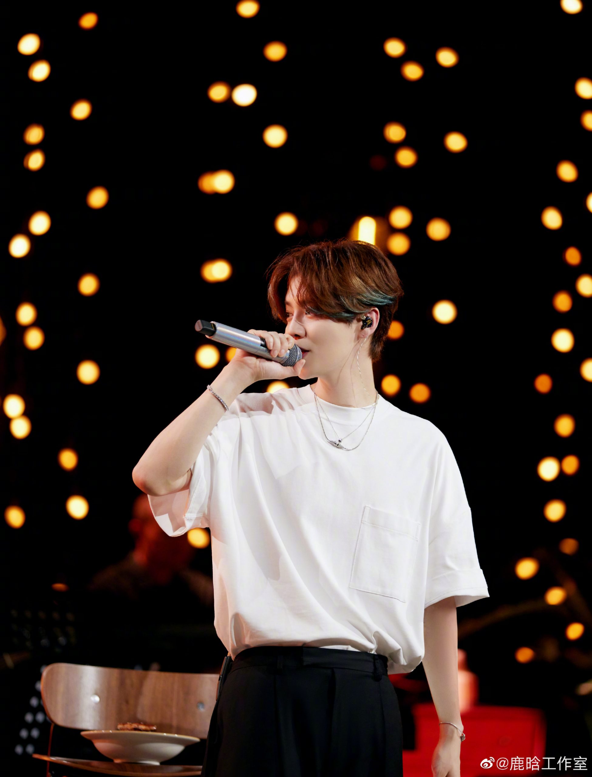 ​与周董线上撞档  鹿晗喜提20条热搜