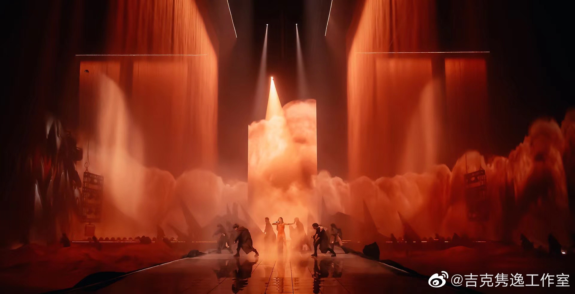 ​吉克隽逸60吨沙子造沙雨  网狠批“浪费国土资源”