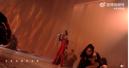 ​吉克隽逸60吨沙子造沙雨  网狠批“浪费国土资源”