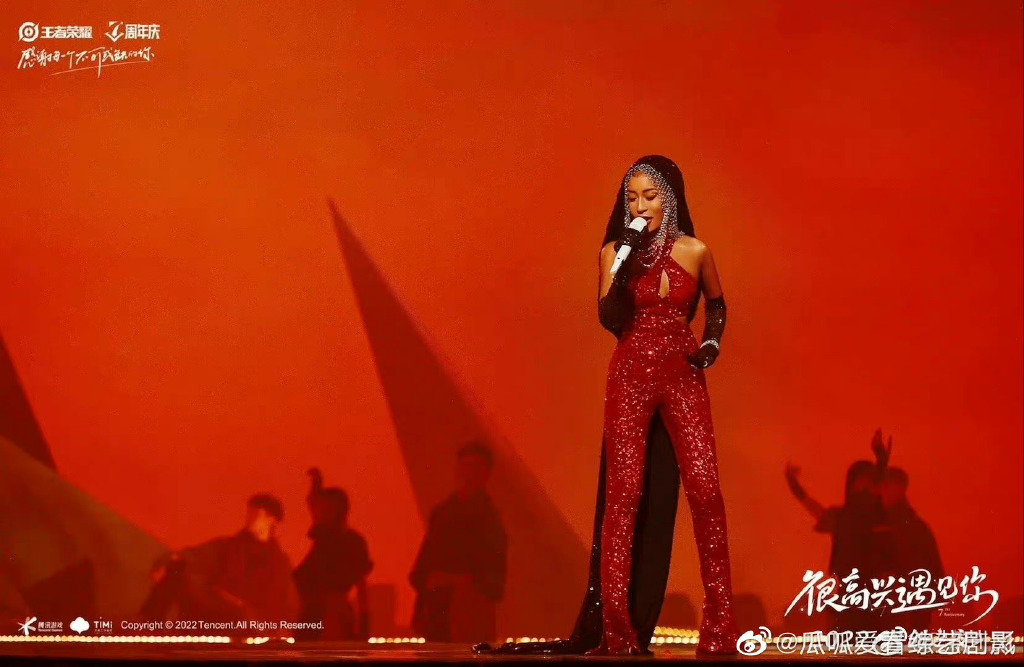 ​吉克隽逸60吨沙子造沙雨  网狠批“浪费国土资源”