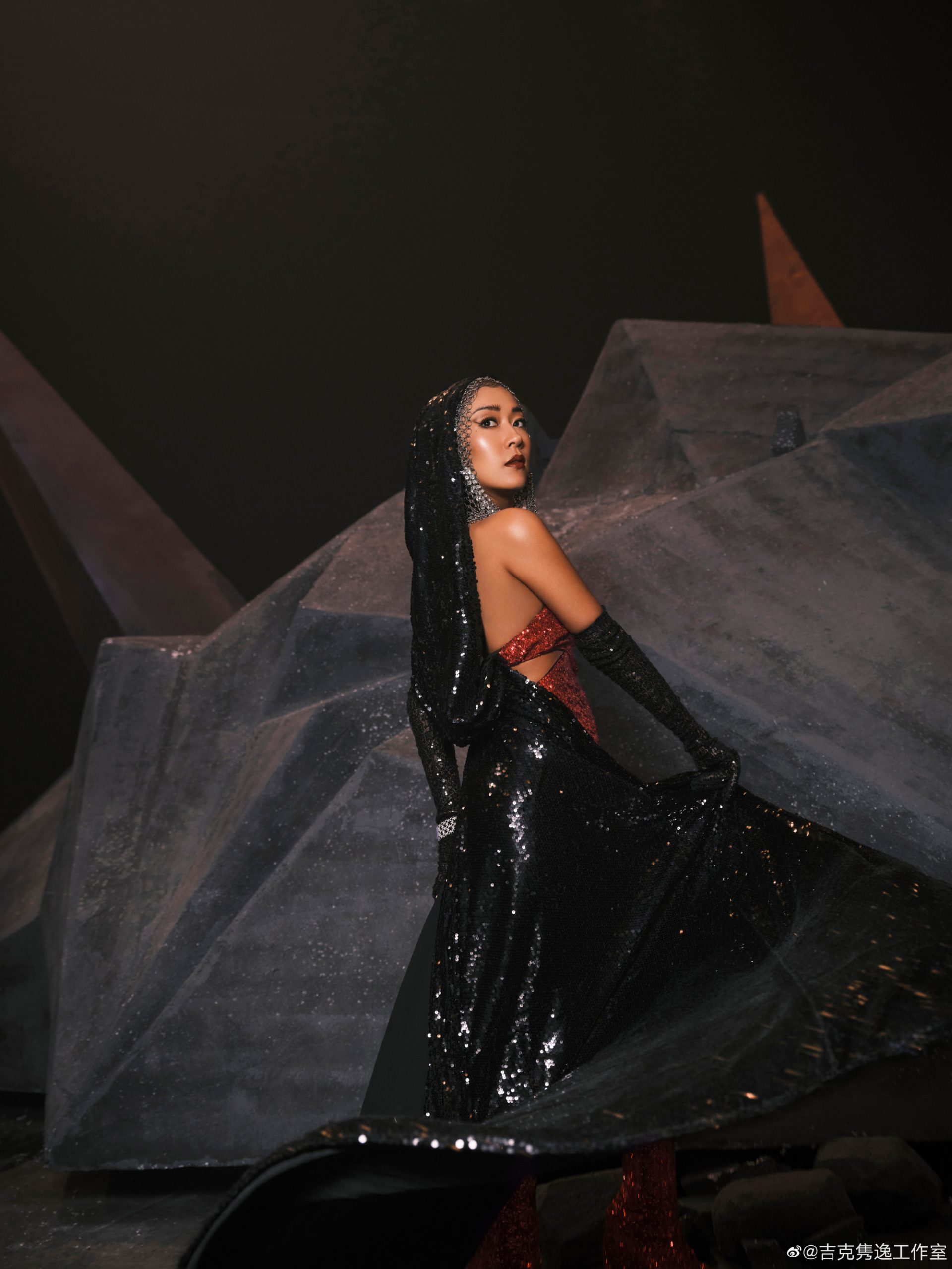 ​吉克隽逸60吨沙子造沙雨  网狠批“浪费国土资源”