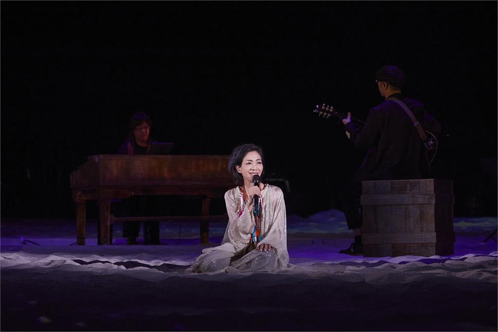 ​吉克隽逸60吨沙子造沙雨  网狠批“浪费国土资源”