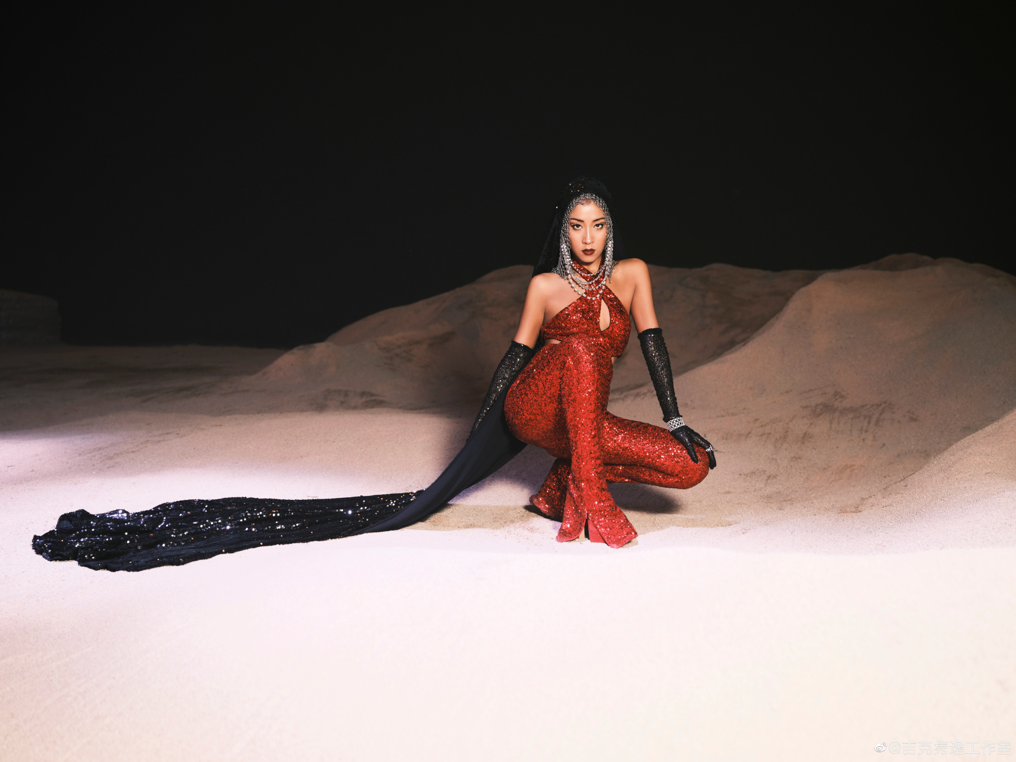 ​吉克隽逸60吨沙子造沙雨  网狠批“浪费国土资源”