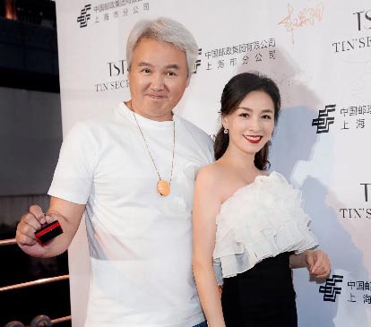 张庭夫妇听证会召开 30律师坐大巴士进场