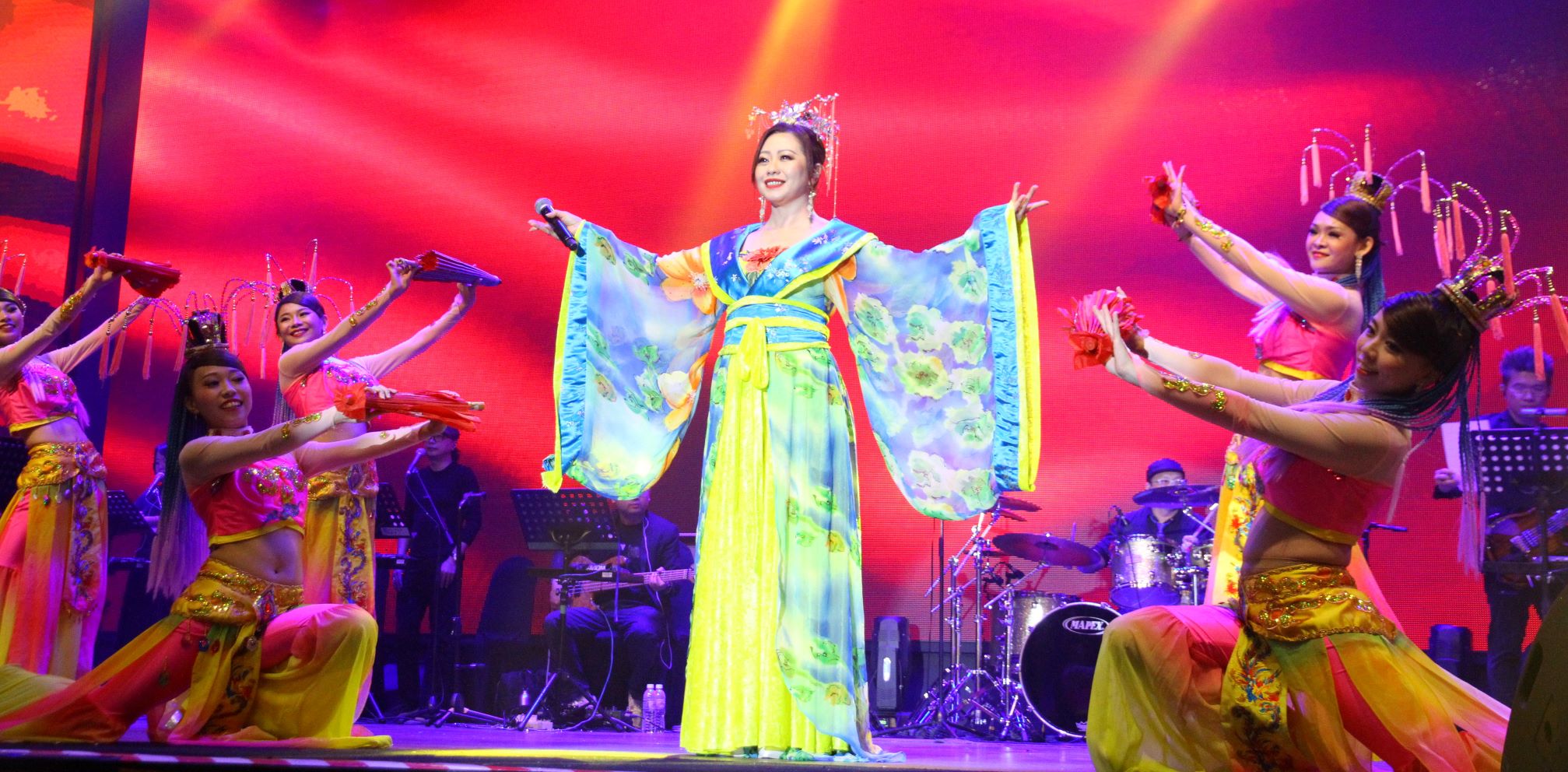 林必媜开唱2大歌王护航 学生坐29小时飞机来捧场